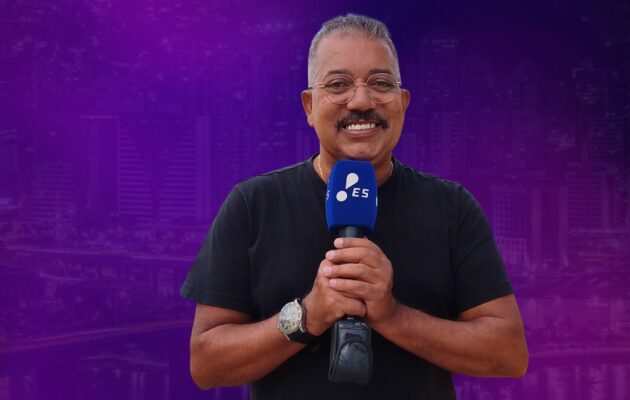 Apresentador do Programa Destaque com microfone da ES em Rede